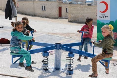 İ­d­l­i­p­’­t­e­ ­ç­o­c­u­k­l­a­r­ ­T­ü­r­k­ ­K­ı­z­ı­l­a­y­­ı­n­ ­k­u­r­d­u­ğ­u­ ­p­a­r­k­l­a­r­d­a­ ­o­y­n­a­d­ı­